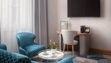 Habitación Deluxe, 1 cama de matrimonio con sofá cama | Ropa de cama de alta calidad, colchones Select Comfort, minibar