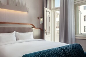 Chambre Deluxe double, 1 grand lit et 1 canapé-lit, balcon | Literie de qualité, lit avec matelas Select Comfort, minibar