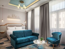 Quarto casal luxo, 1 cama Queen e sofá-cama, sacada | Roupas de cama premium, camas Select Comfort, frigobar