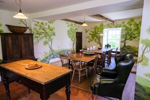 Dining - Henllys (Crymych)