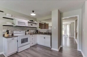 Dining tables - The Emerald-near Henry Horton- Sleeps 8- 2.5 baths (Lewisburg)