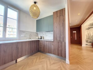 冷蔵庫、電子レンジ、食器洗い機、コーヒー / ティーメーカー