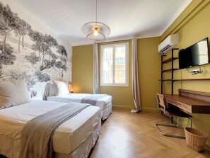 2 bedrooms, in-room safe, desk, iron/ironing board