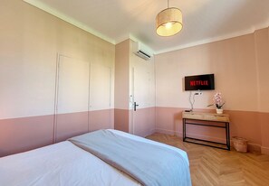 2 室のベッドルーム、セーフティボックス (室内)、デスク、アイロン / アイロン台