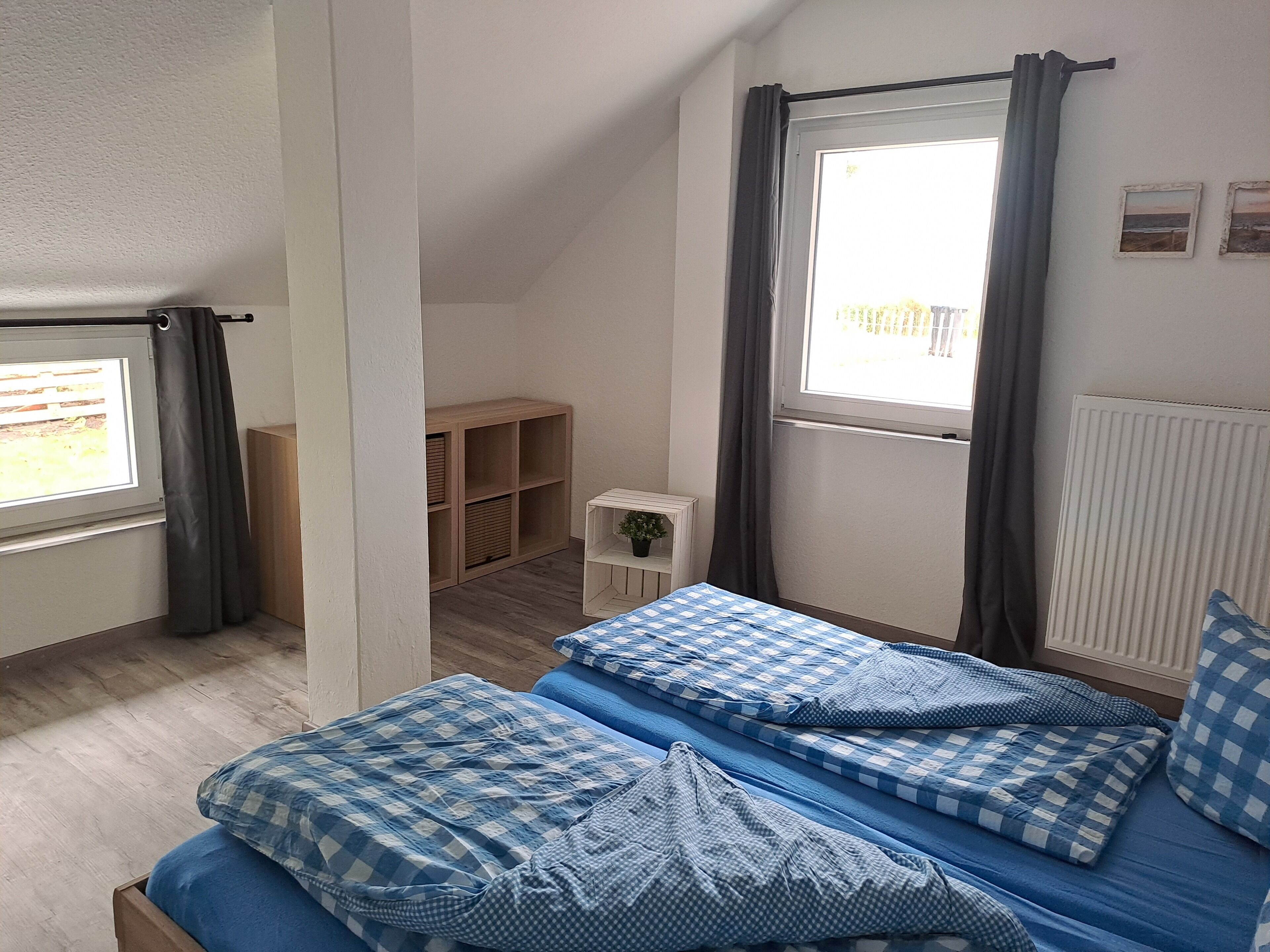 1 bedroom, travel crib