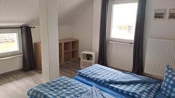 1 bedroom, travel crib