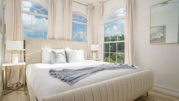 9 habitaciones, escritorio y tabla de planchar con plancha