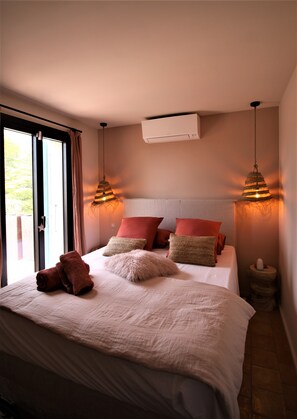 4 bedrooms, desk, iron/ironing board, travel cot