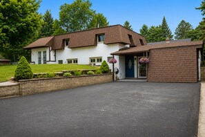 Exterior - Large home w/huge yard, steps from the lake (Lexington)