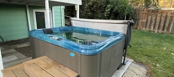 Guest Suite with Hot Tub, sleeps 4 - No nonsense fee