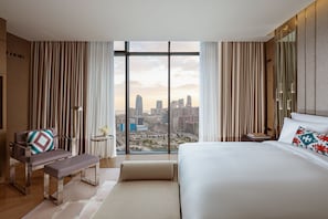 Minibar, caja de seguridad en la habitación y escritorio