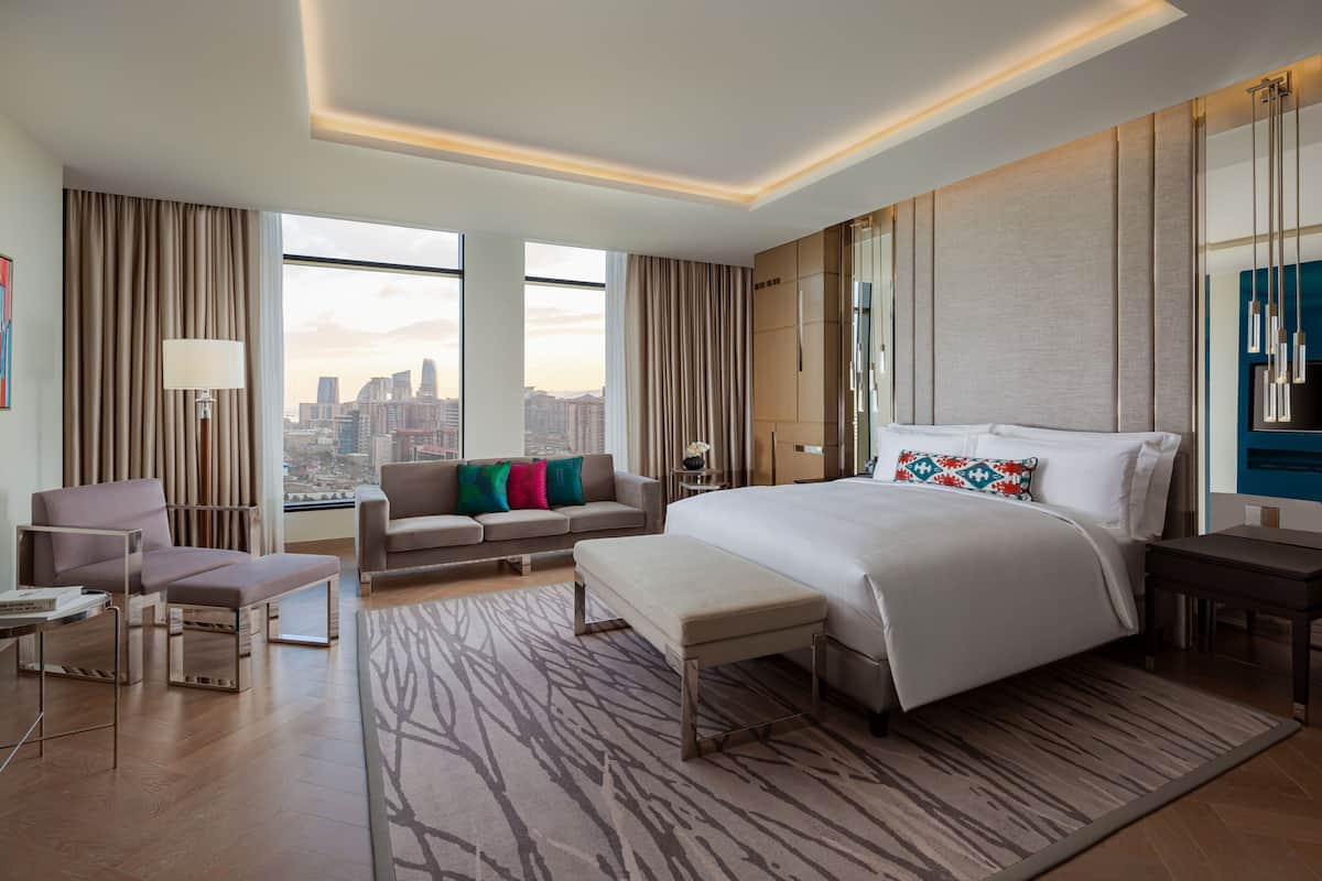 Club kamer, 1 kingsize bed, niet-roken | 1 slaapkamer, een minibar, een kluis op de kamer, een bureau