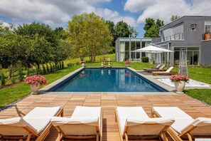 Alberca al aire libre y alberca climatizada