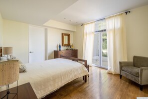 5 habitaciones, caja de seguridad en la habitación y escritorio 