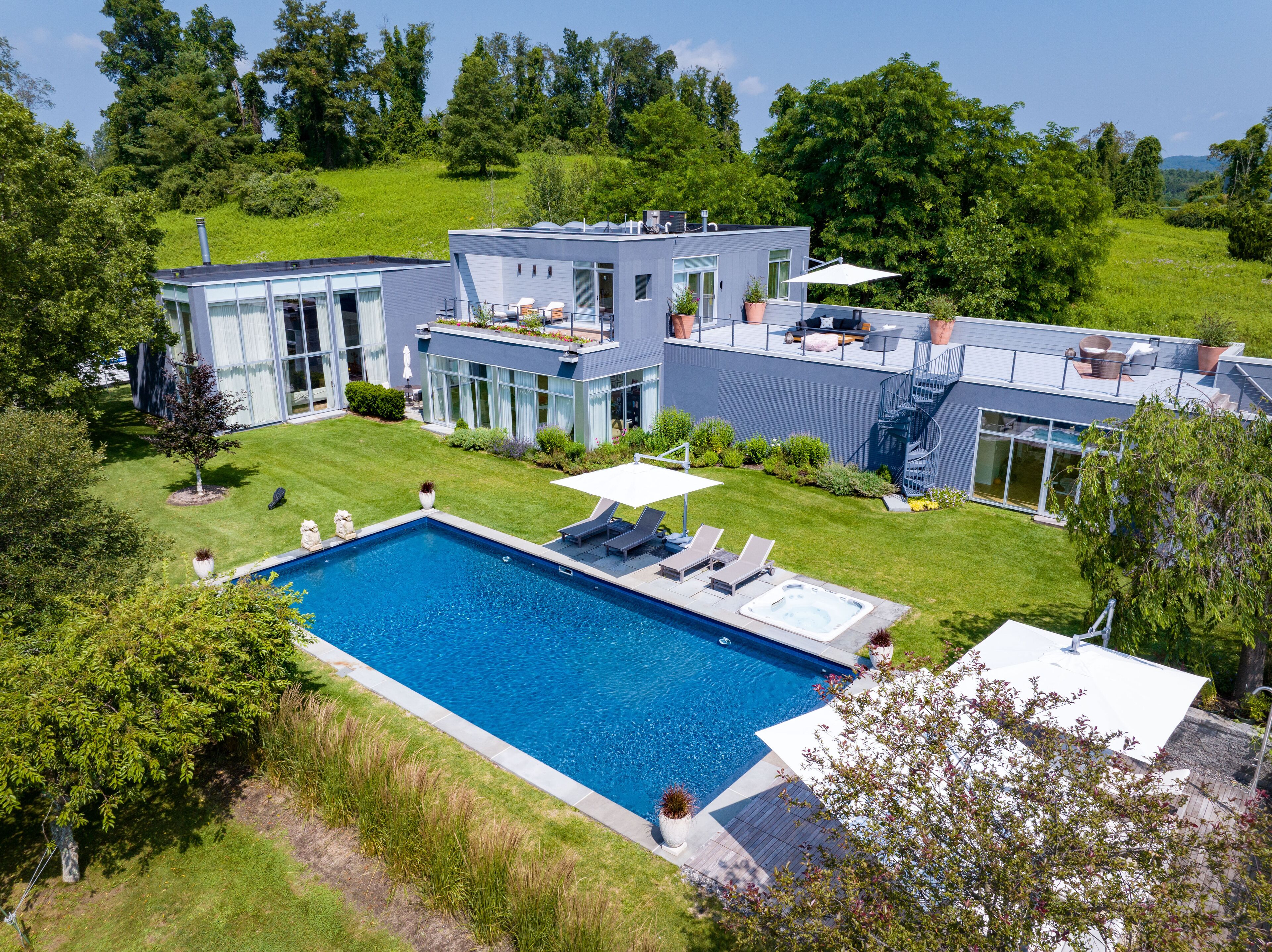 Una piscina al aire libre, una piscina climatizada