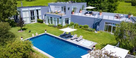 Una piscina al aire libre, una piscina climatizada