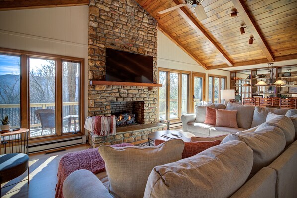 Smart-tv, een open haard, boeken en een computerscherm