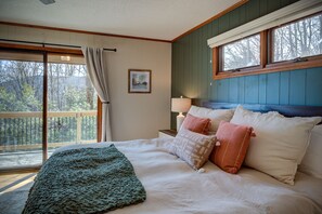 3 bedrooms, desk, iron/ironing board, free WiFi - Mtn Retreat with Fireplace, Views, and Large Porch (Seven Devils)