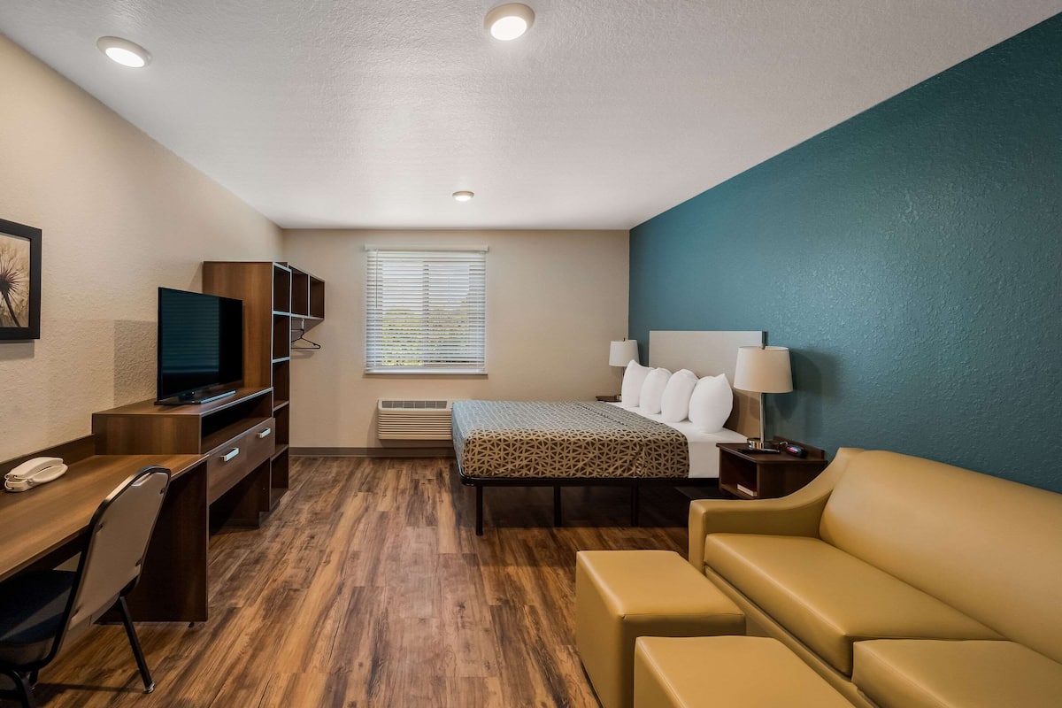 1 bedroom, desk, laptop workspace, free WiFi