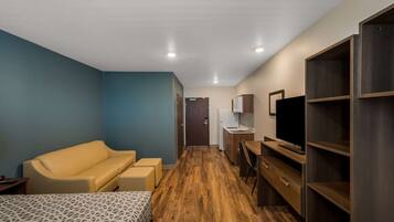 Queen Bed Suite w/ Sofa Bed | Skrivbord, arbetsyta för laptop, gratis wi-fi och sÀngklÀder