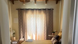 A bedroom with a bed, a bedside table, a lamp, and a window with curtains. - Family retreat with private pool, be with your loved ones and create memories.... (São Bartolomeu de Messines)