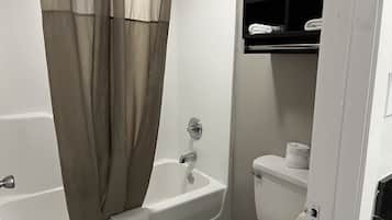 Bañera con ducha, toallas