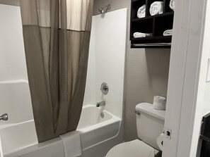 Combined shower/tub, towels - Studio 6 Bay Minette, Al (Bay Minette)