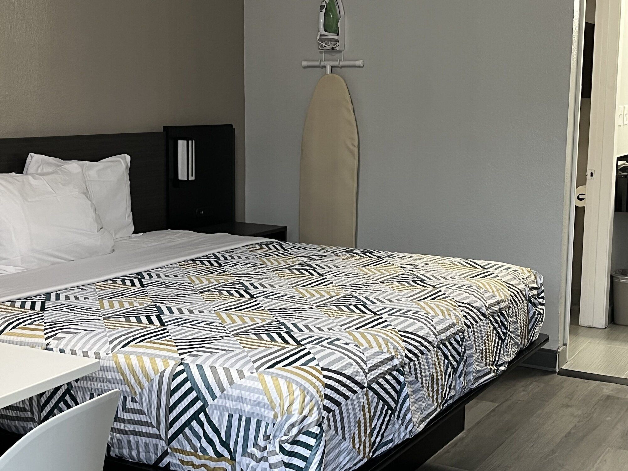 Soundproofing, free WiFi, bed sheets