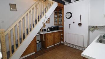 Sumarhús | Einkaeldhús | Ísskápur, rafmagnsketill, brauðrist, pottar/pönnur/diskar/hnífapör