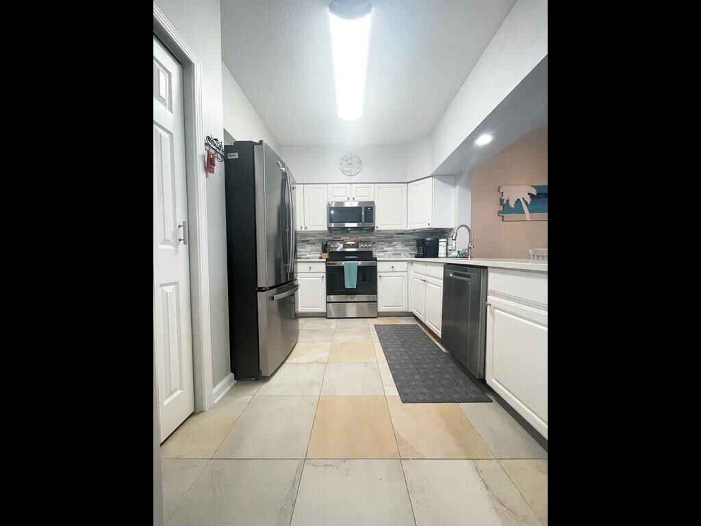 Een koelkast, een microgolfoven, een oven, een vaatwasser