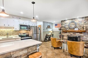 Réfrigérateur, micro-ondes, plaque de cuisson, lave-vaisselle