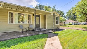 A single-story house with a front porch, a covered entryway, and a small front yard. - Well-Appointed Fruita Townhome: Hike & Bike Nearby (Fruita)
