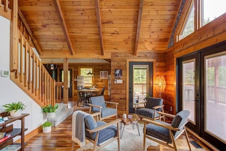 Innenbereich. Luxury Modern A-Frame Lodge on 25 Acres Lakeside Retreat & Hot Tub Oasis