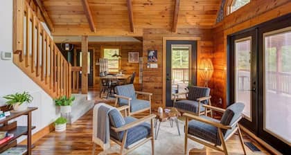 Luxury Modern A-Frame Lodge on 25 Acres Lakeside Retreat & Hot Tub Oasis