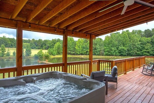 Luxury Modern A-Frame Lodge on 25 Acres Lakeside Retreat & Hot Tub Oasis
