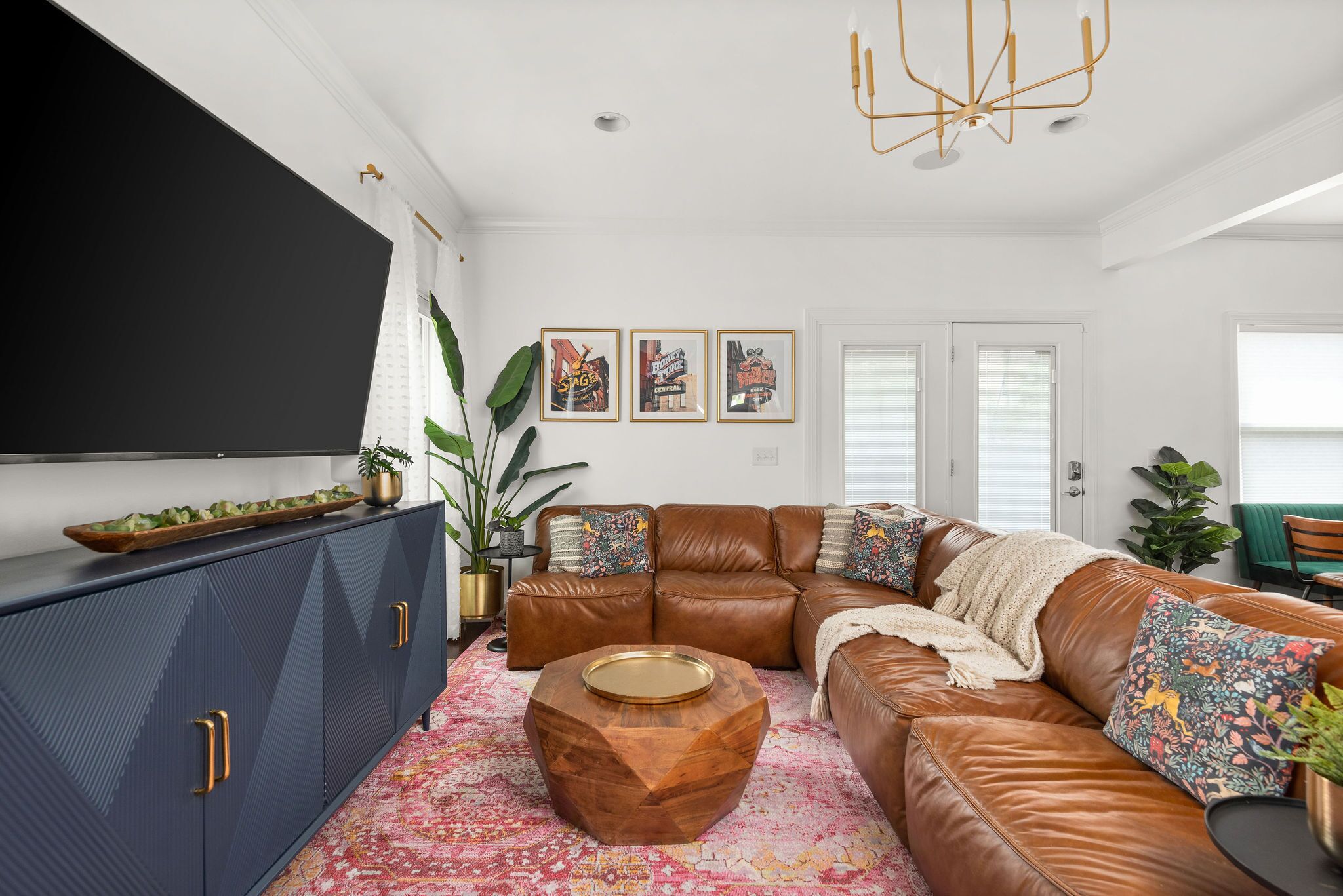Walkable 4BR Stunner - 5 min drive to downtown!