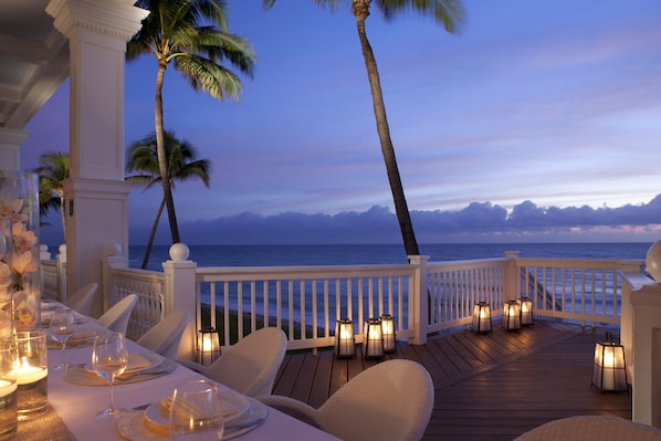 Outdoor dining - Oceanfront Suite with Private Balcony and Lazy River (Fort Lauderdale)