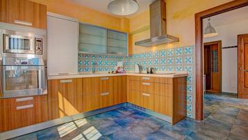 Een magnetron, een vaatwasser