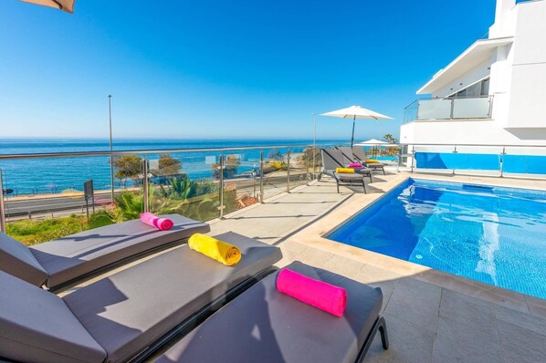 Unclassified image, 1 of 32, button