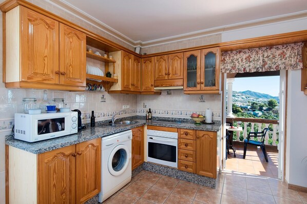 Een microgolfoven, een vaatwasser