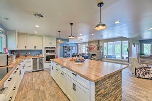 Fridge, microwave, stovetop, dishwasher - Peaceful Lebanon Farmhouse/Ranch w/ Pool! (Lebanon)