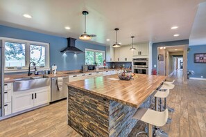 Fridge, microwave, stovetop, dishwasher