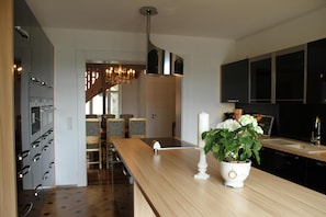 Opvaskemaskine, kaffe-/temaskine, brødrister