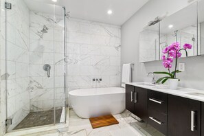 Een bad/douchecombinatie