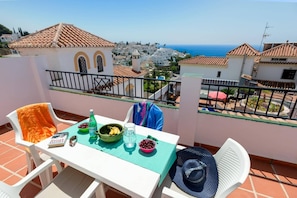 Outdoor dining - Villa Loly by Villa Plus (Nerja)
