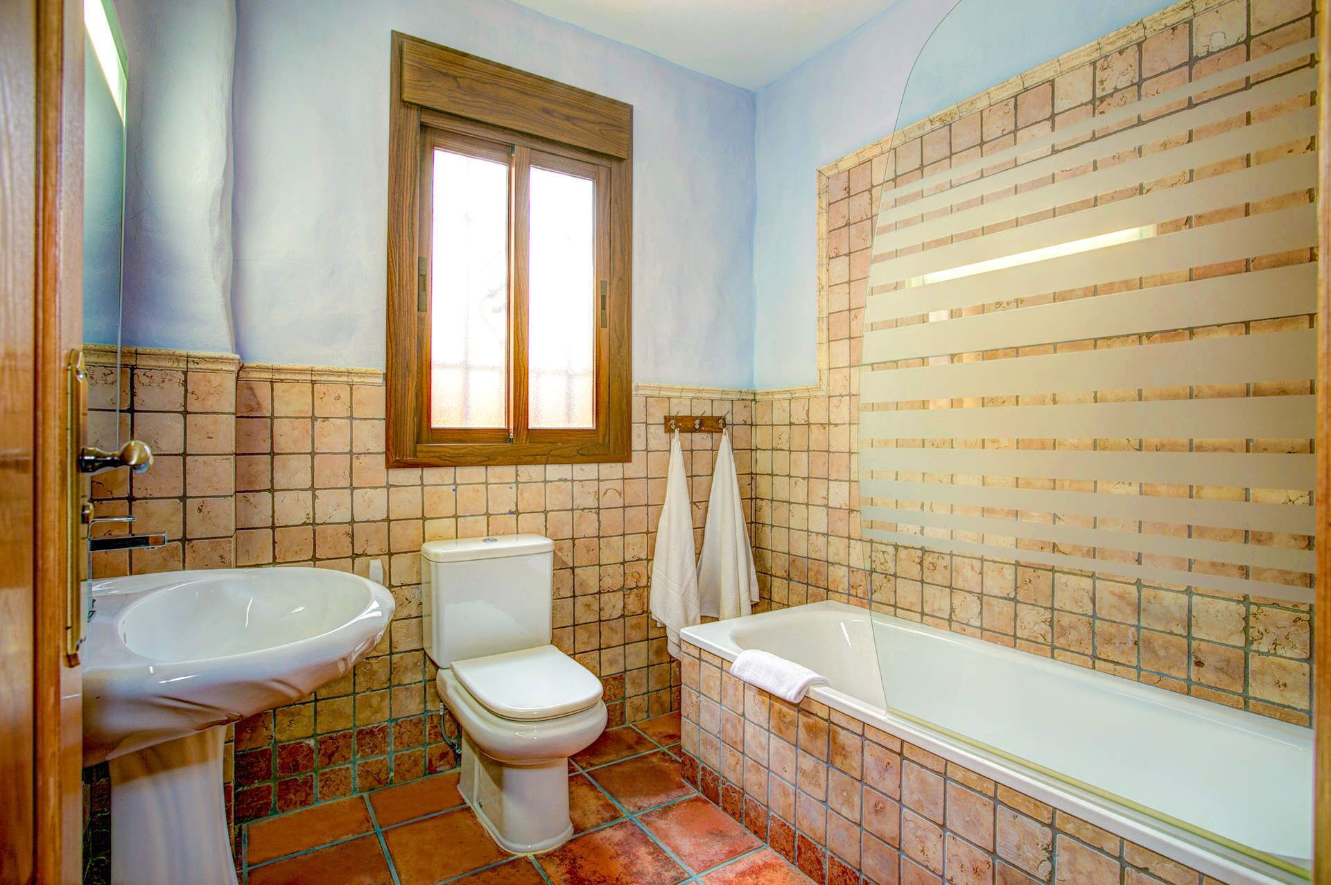 Ein Badezimmer mit Waschbecken, Toilette und Badewanne.