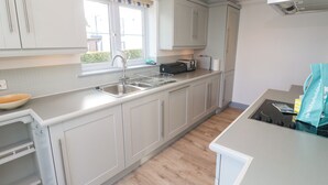 Kühlschrank, Geschirrspüler, Wasserkocher, Toaster