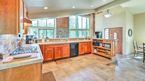 Una cocina amplia con armarios de madera, lavavajillas integrado y espacio para vinos.