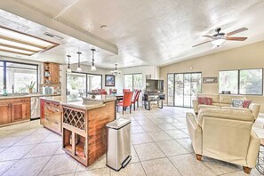 TV, caminetto, lettore DVD, libri