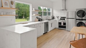 Fridge, oven, stovetop, dishwasher